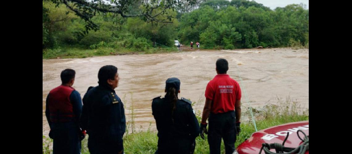 Bomberos rescataron a varias personas en la crecida de riacuteos