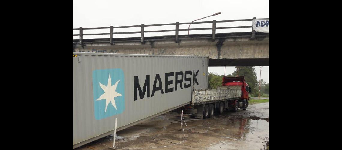 Camioacuten quedoacute atascado bajo un puente en Palpalaacute