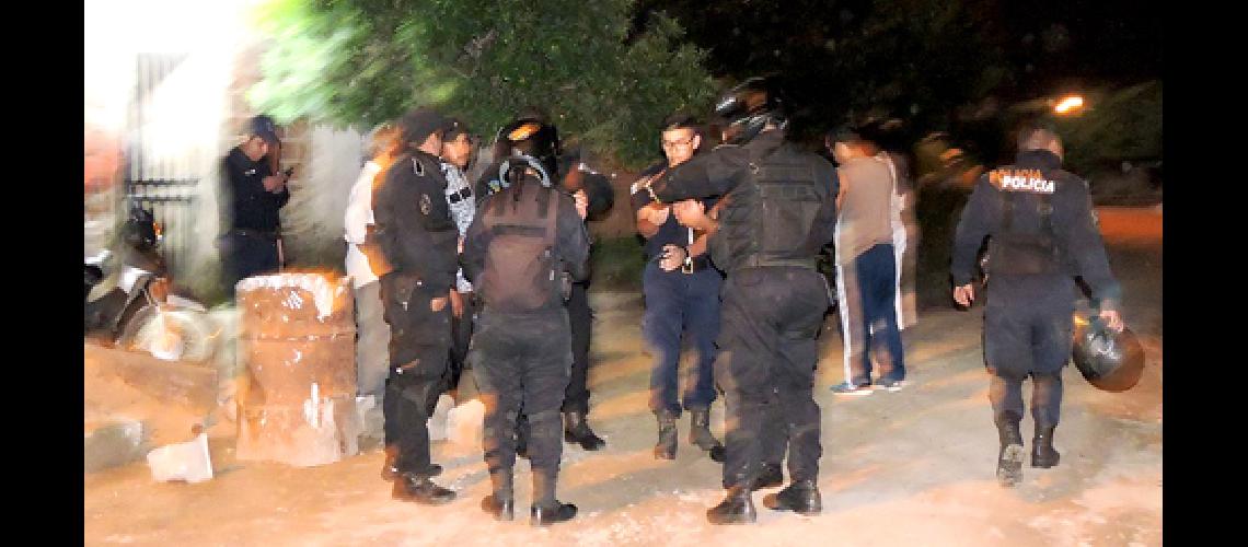 Joven apuntildeala a su padre porque se negoacute a prestarle equipo de muacutesica