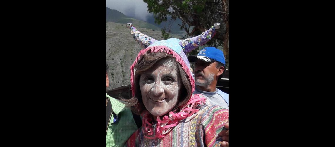 La comparsa Flor de  durazno recibioacute al Momo