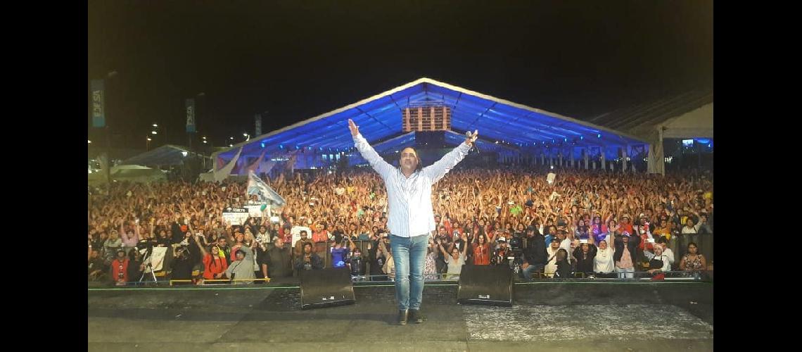 Chaya y muacutesica desde el Uruguay cerraron el Carnaval de los Tekis