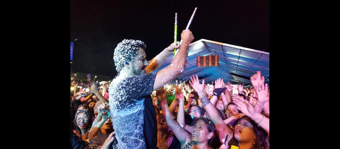 Chaya y muacutesica desde el Uruguay cerraron el Carnaval de los Tekis