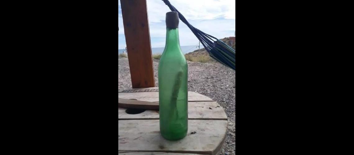 Una joven encontroacute un mensaje dentro de una botella escrito hace 44 antildeos