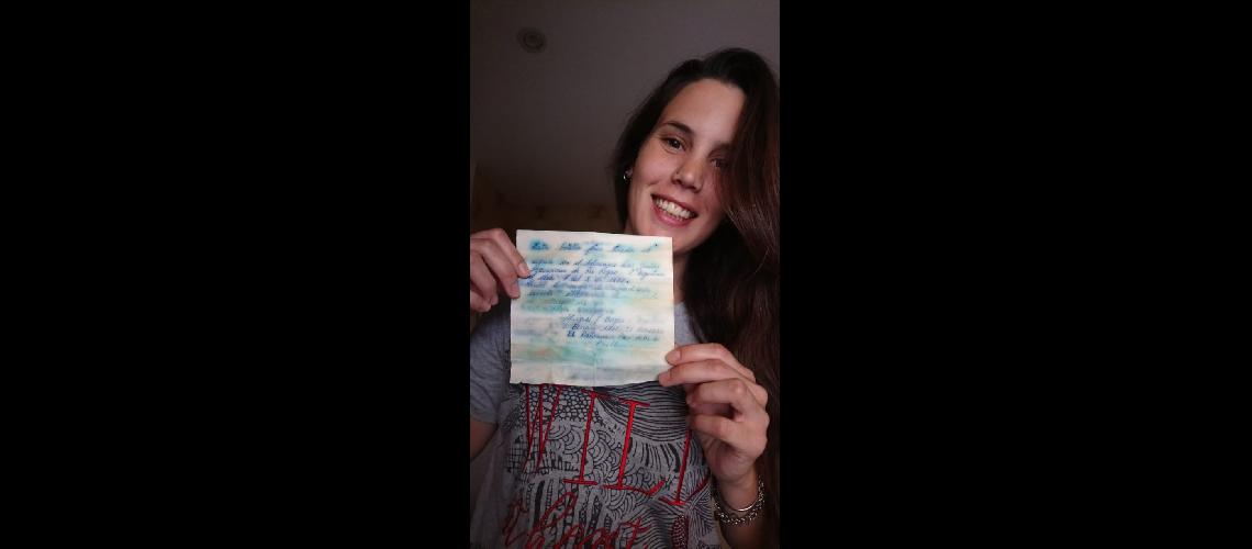 Una joven encontroacute un mensaje dentro de una botella escrito hace 44 antildeos