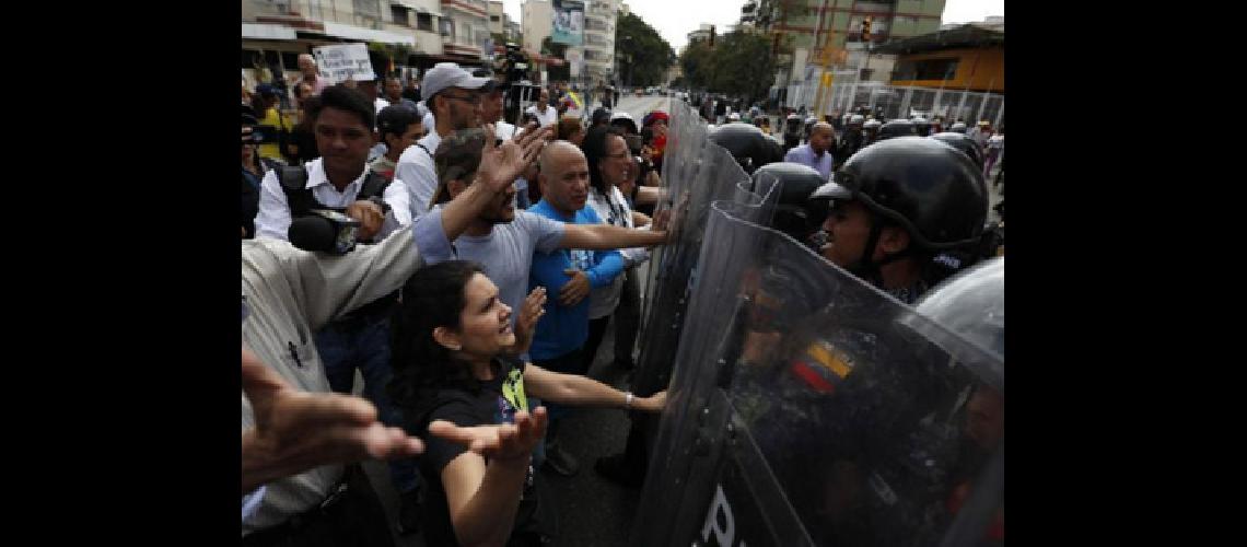 Policiacutea venezolana reprimioacute marcha contra Maduro