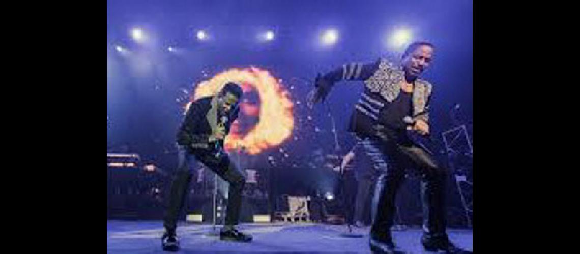 Con brillo nostalgia y baile The Jacksons reivindicoacute a Michael