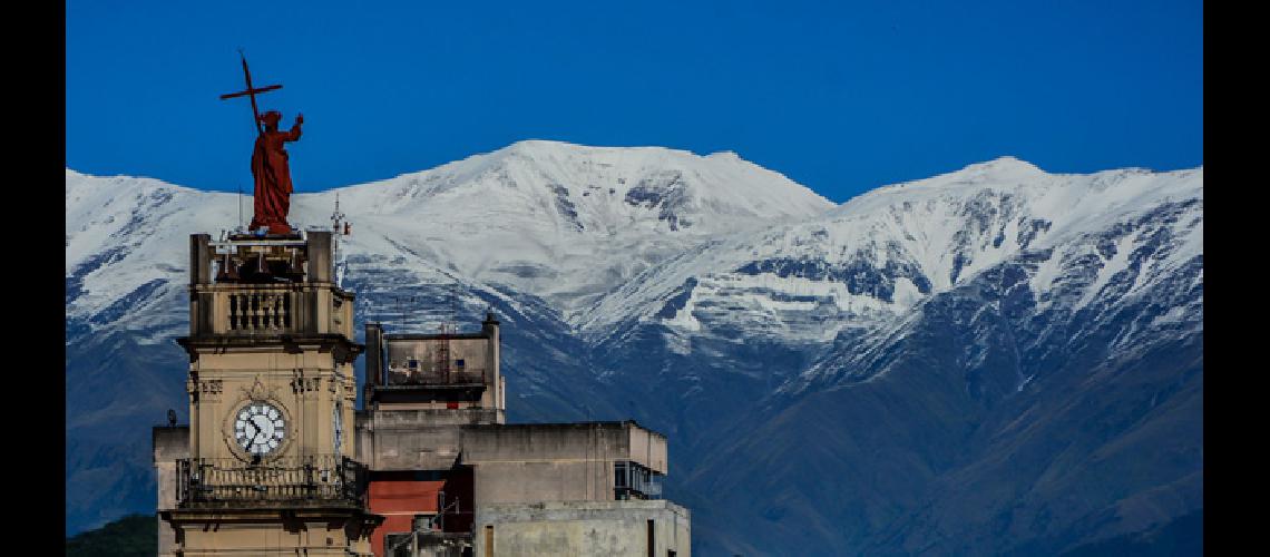 Hermosas postales dejoacute la nieve en cerros de Jujuy 
