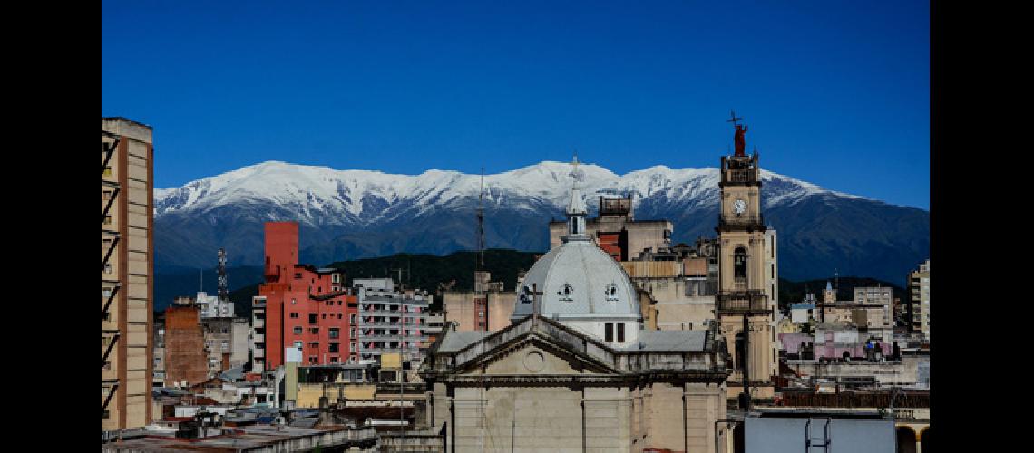 Hermosas postales dejoacute la nieve en cerros de Jujuy 