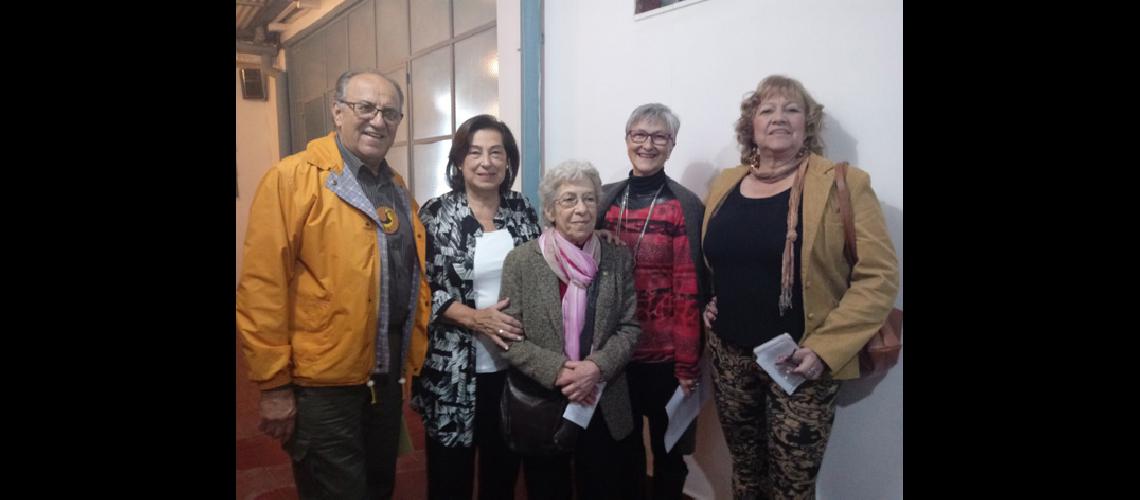 Comenzoacute anoche el homenaje a Neacutelida Fidalgo con un movimiento titiritero