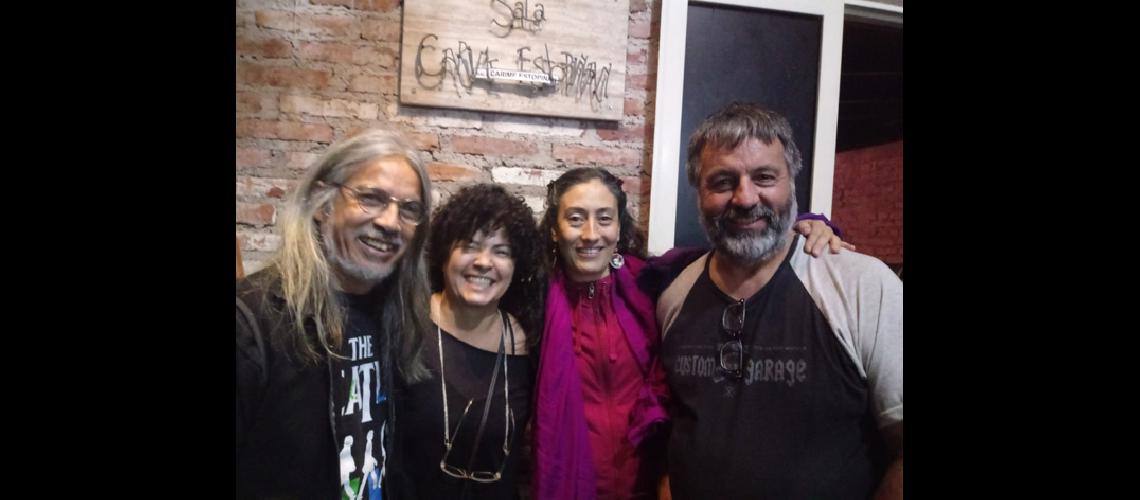 Comenzoacute anoche el homenaje a Neacutelida Fidalgo con un movimiento titiritero