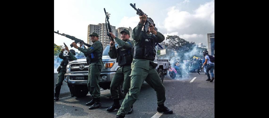 Maduro busca a los  responsables de la  rebelioacuten ciacutevico militar