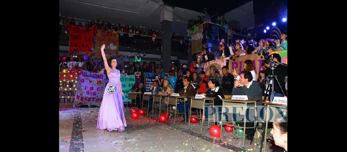 Rosario Montalvetti  es la nueva reina del colegio Santa Baacuterbara