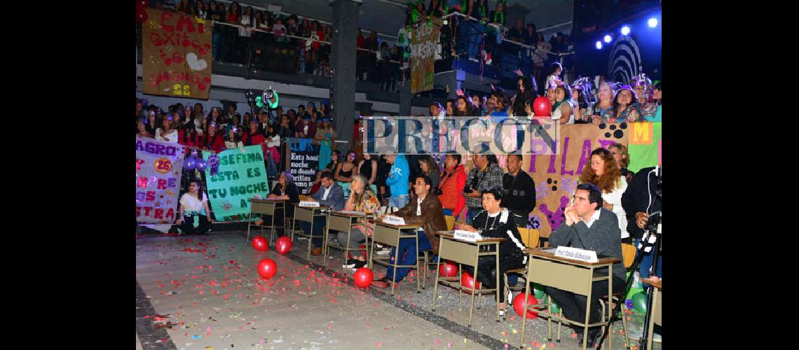 Rosario Montalvetti  es la nueva reina del colegio Santa Baacuterbara
