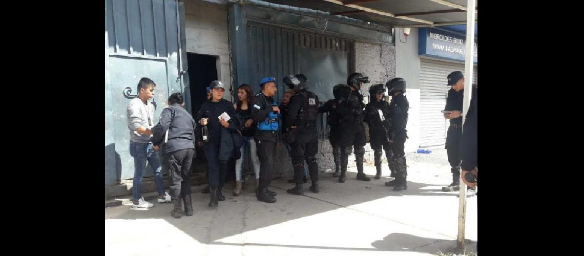 Maacutes de cien detenidos por disturbios en un #147after#148 de San Pedrito 