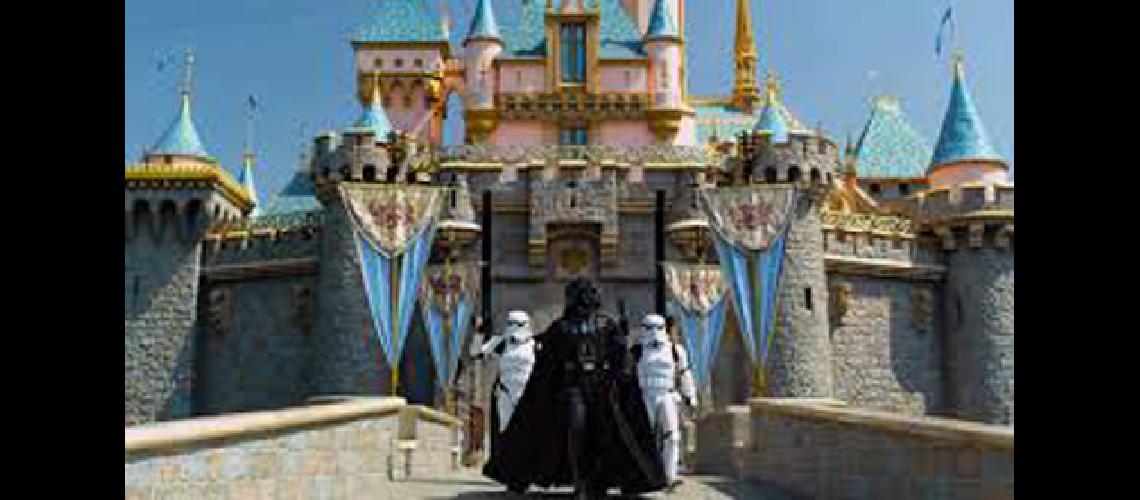Imaacutegenes del nuevo Star Wars Galaxy#146s Edge en Disneylandia