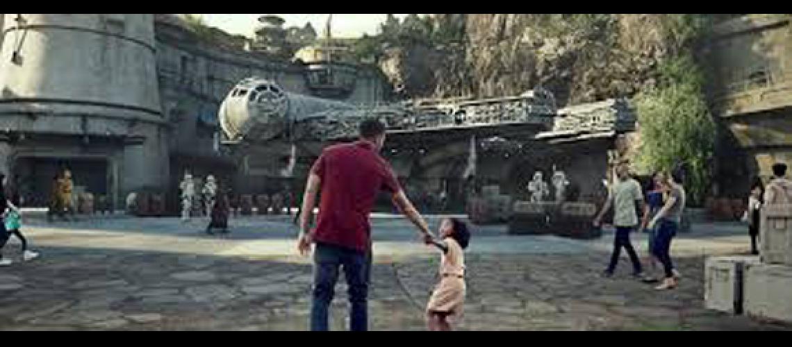 Imaacutegenes del nuevo Star Wars Galaxy#146s Edge en Disneylandia