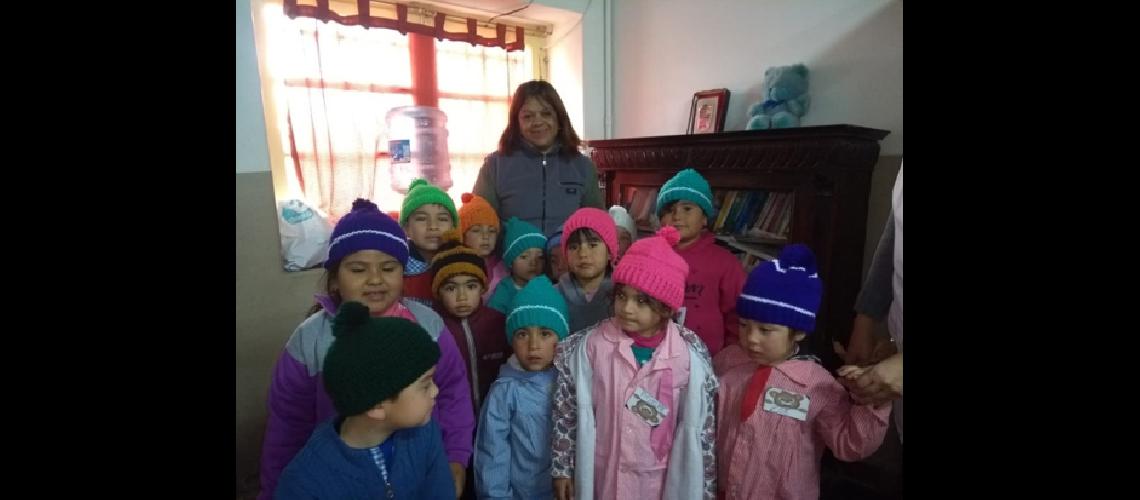 Una portera tejioacute gorritos para los alumnos de la escuela que asiste