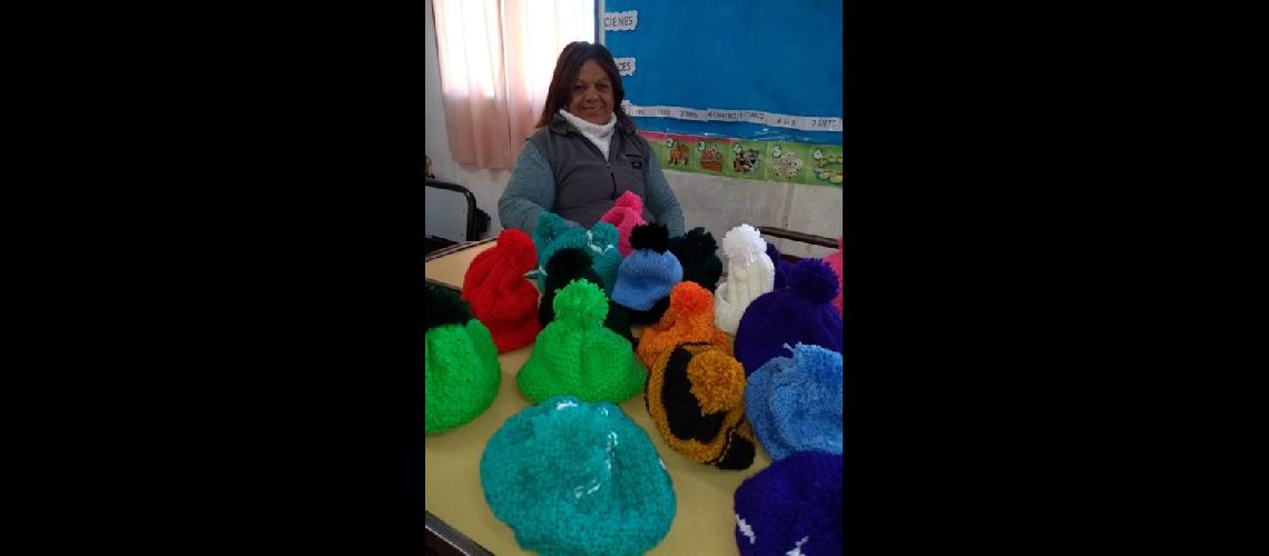Una portera tejioacute gorritos para los alumnos de la escuela que asiste