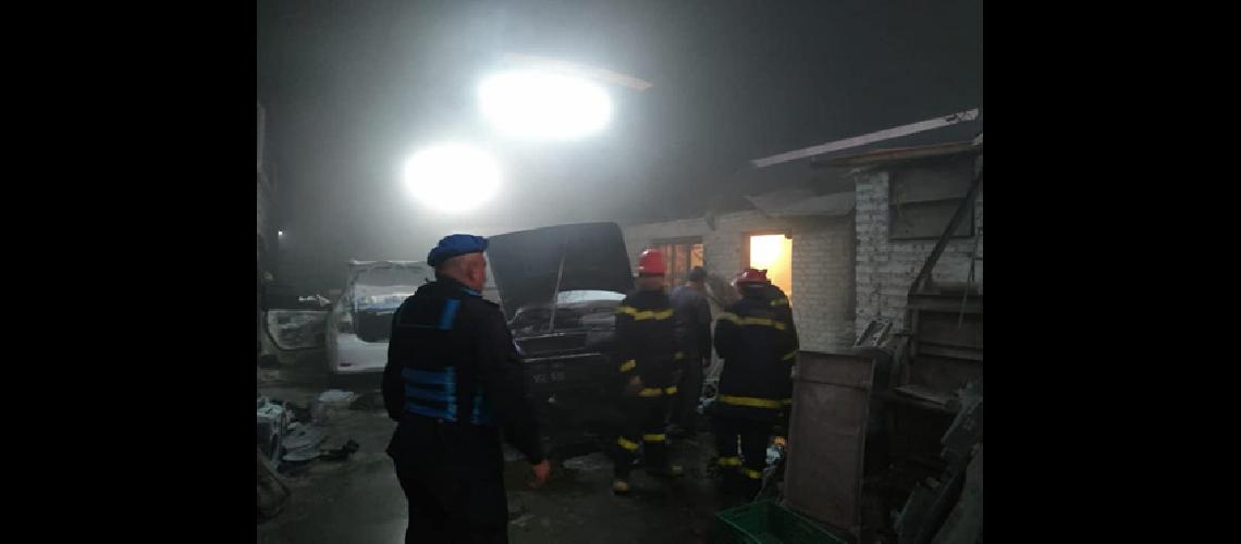 Sofocaron incendio en un taller mecaacutenico del barrio Almirante Brown 