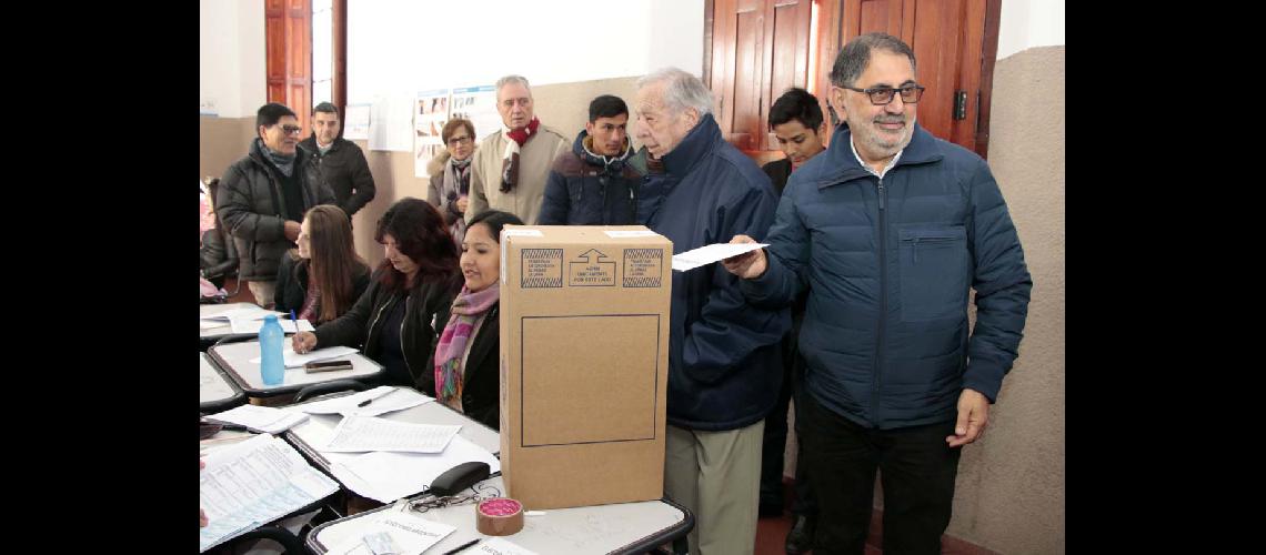 El intendente de la Capital Rauacutel Chuli Jorge concurrioacute a la Escuela Belgrano  a ejercer su derecho al sufragio