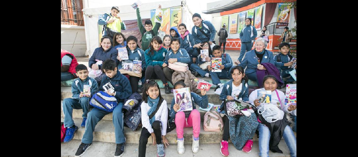 La Feria del Libro continuacutea con asistencia masiva de puacuteblico