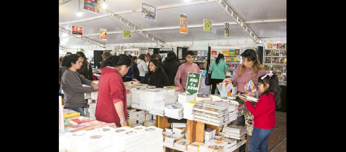La Feria del Libro continuacutea con asistencia masiva de puacuteblico