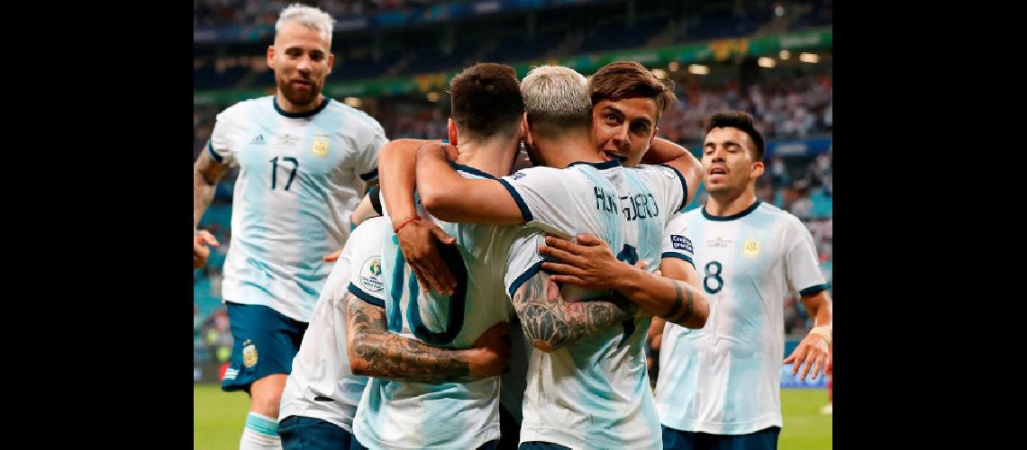 Argentina sigue en carrera tras  vencer a Qatar