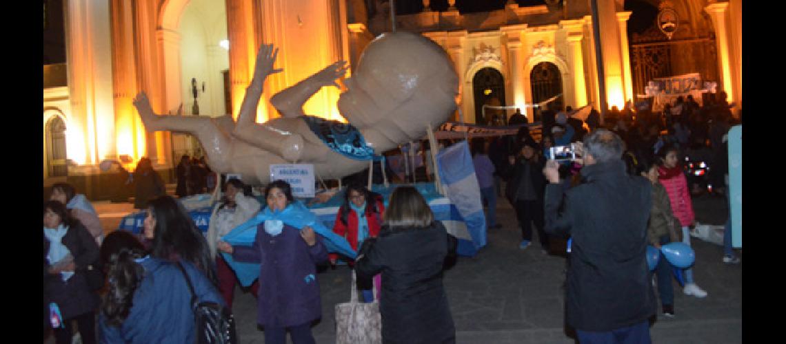 Grupos provida manifestaron en adyacencias de la Catedral