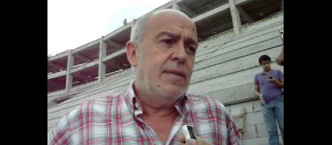 Rauacutel Ulloa se postularaacute en Gimnasia