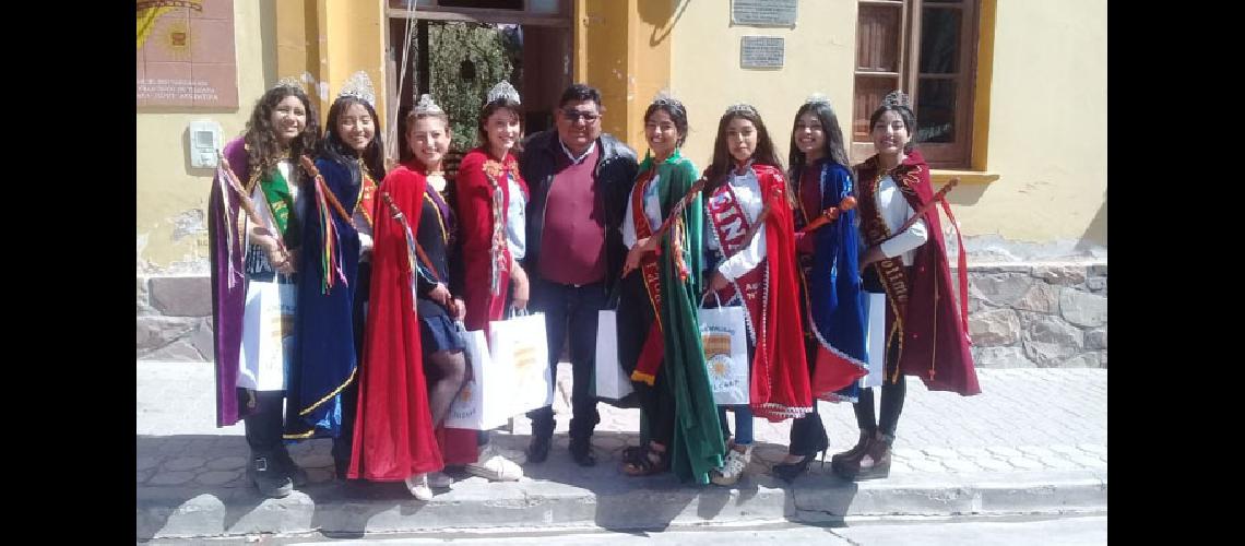 Candidatas a Reina de los Estudiantes por  el departamento Tilcara visitan la Capital jujentildea
