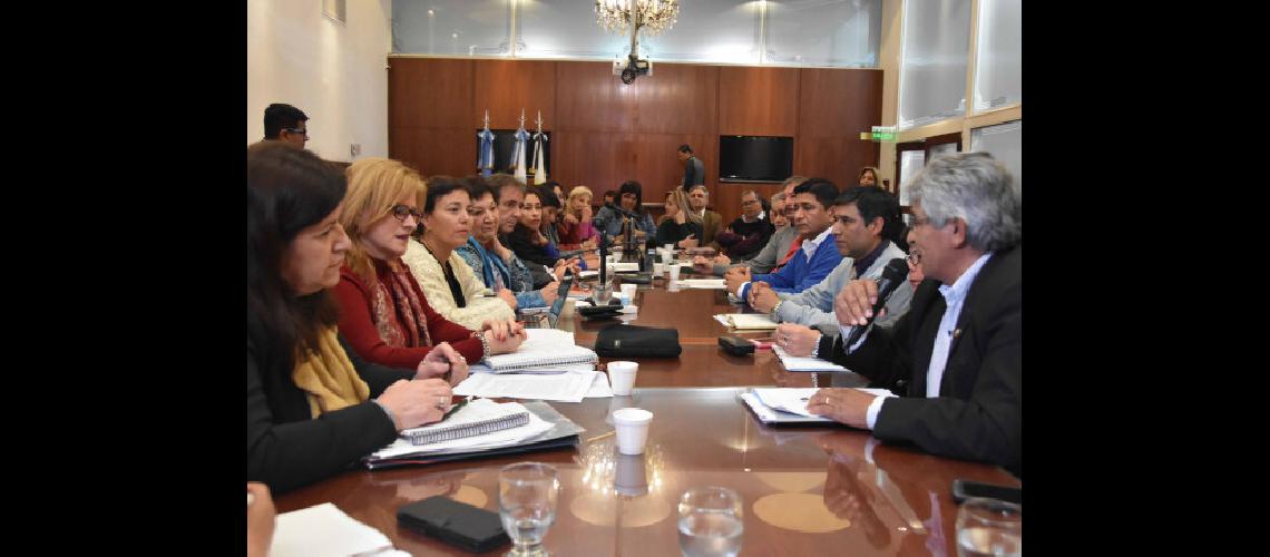 Propician diaacutelogo entre  los IES y Educacioacuten