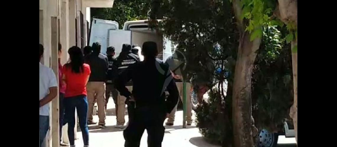 Hallaron muerta de un balazo a una mujer y detienen a su novio policiacutea