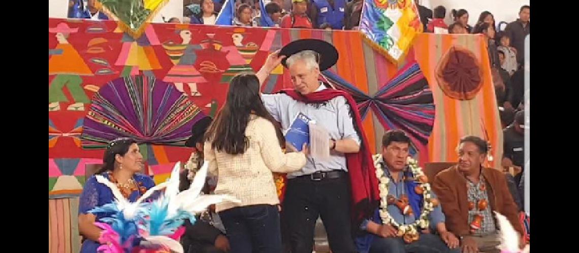Moiseacutes saludoacute al vicepresidente de Bolivia en la localidad de Villazoacuten 
