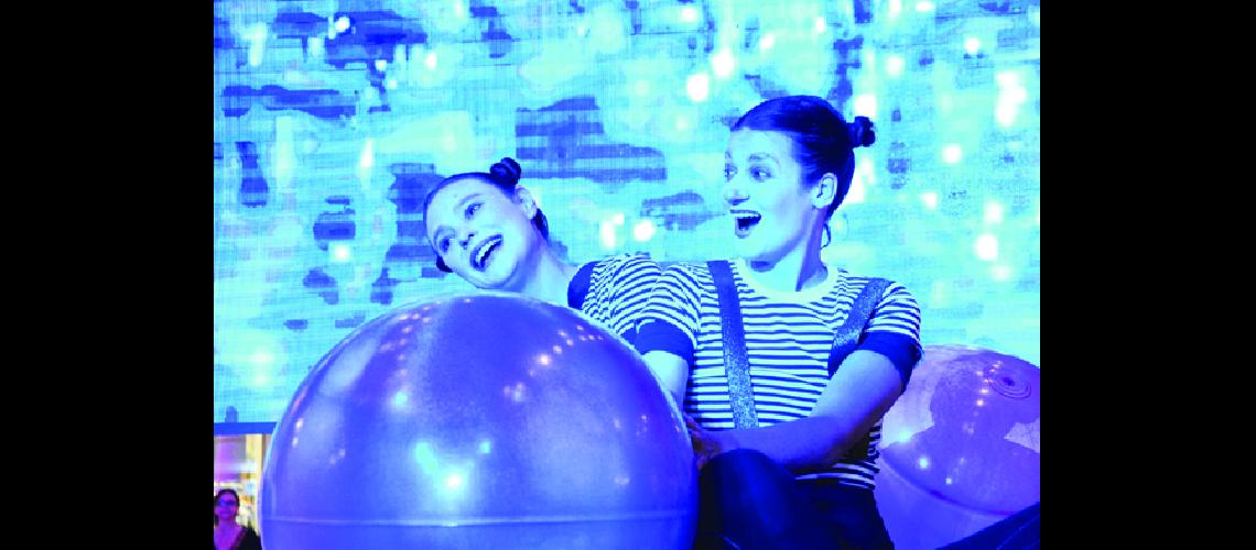 Acrobacia aeacuterea de piso y comedia musical en  Annuar Shopping