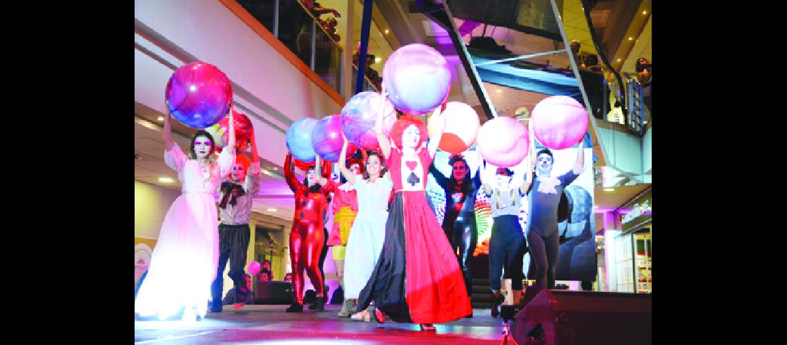Acrobacia aeacuterea de piso y comedia musical en  Annuar Shopping