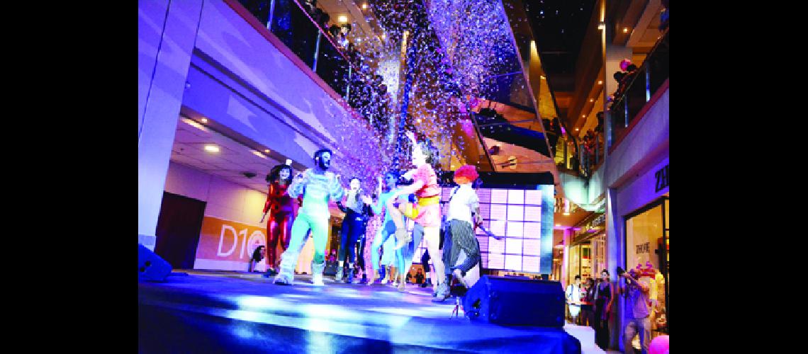 Acrobacia aeacuterea de piso y comedia musical en  Annuar Shopping
