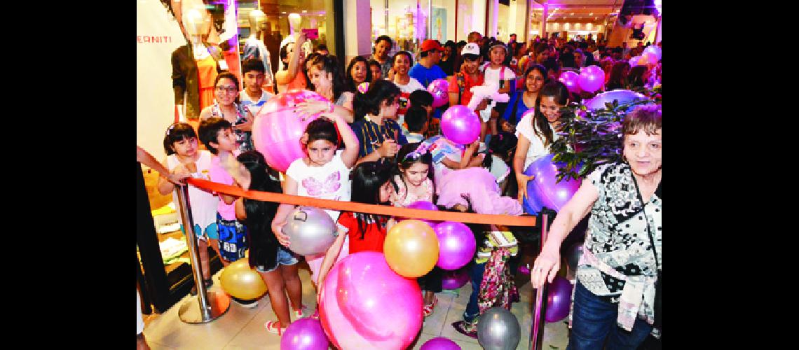 Acrobacia aeacuterea de piso y comedia musical en  Annuar Shopping