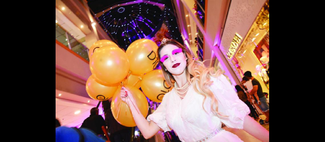 Acrobacia aeacuterea de piso y comedia musical en  Annuar Shopping