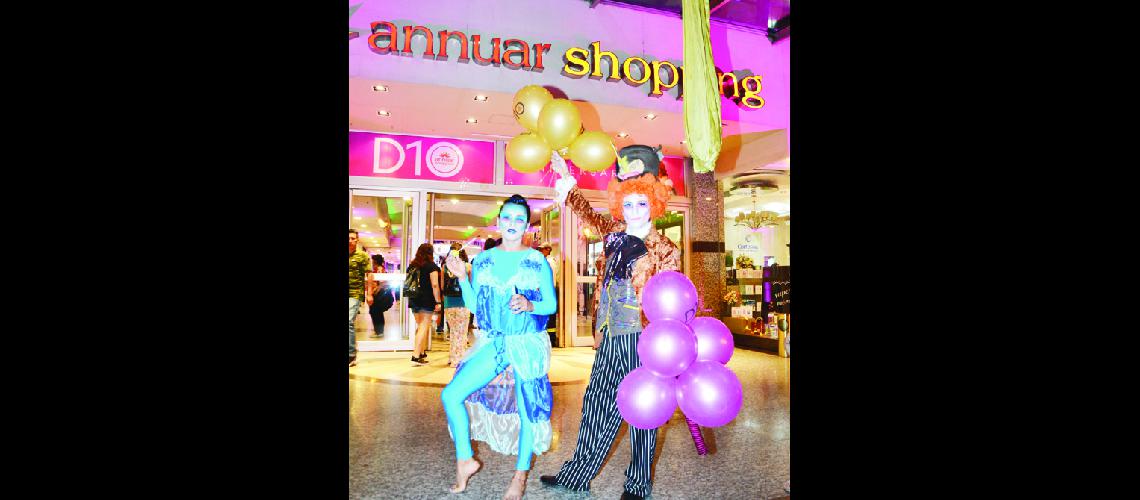 Acrobacia aeacuterea de piso y comedia musical en  Annuar Shopping