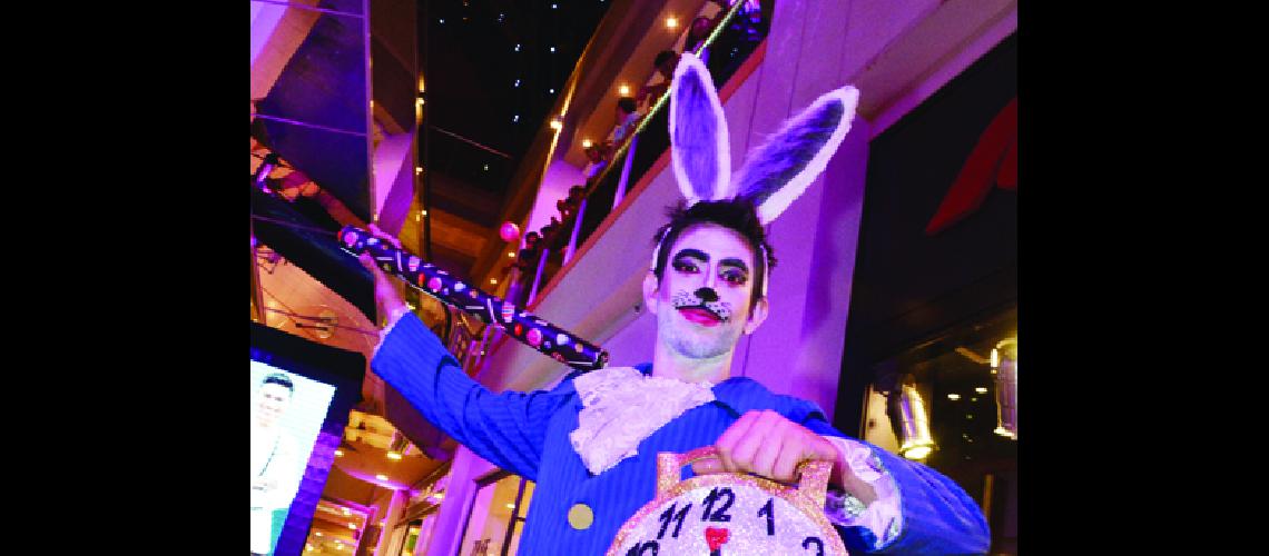 Acrobacia aeacuterea de piso y comedia musical en  Annuar Shopping
