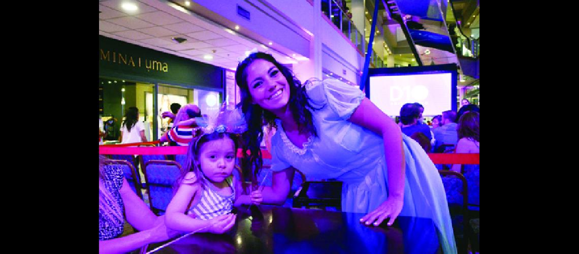 Acrobacia aeacuterea de piso y comedia musical en  Annuar Shopping