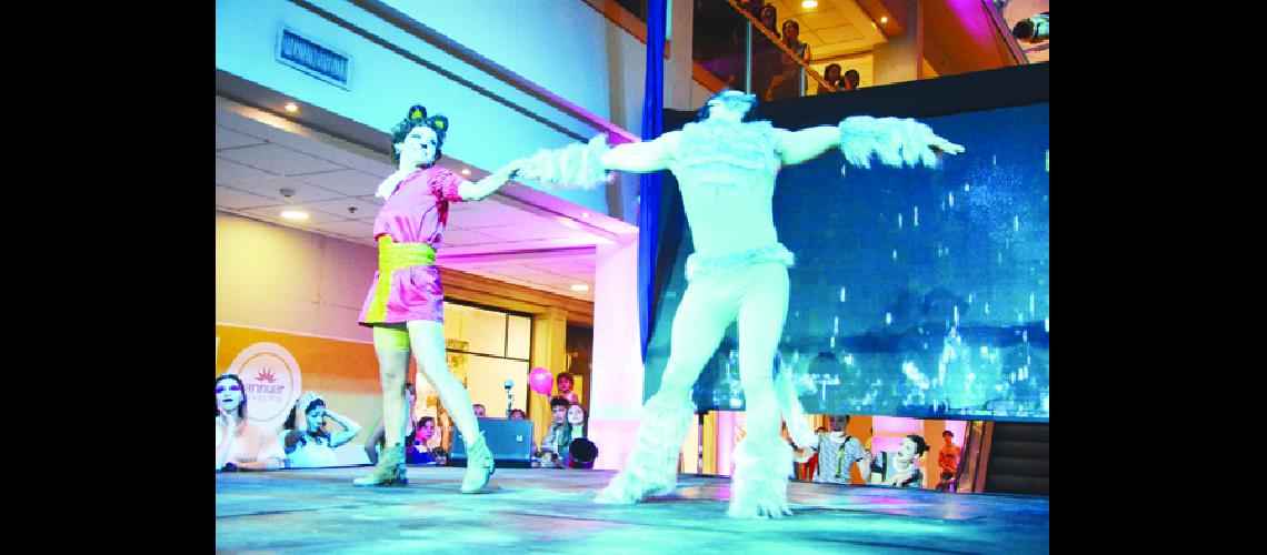 Acrobacia aeacuterea de piso y comedia musical en  Annuar Shopping
