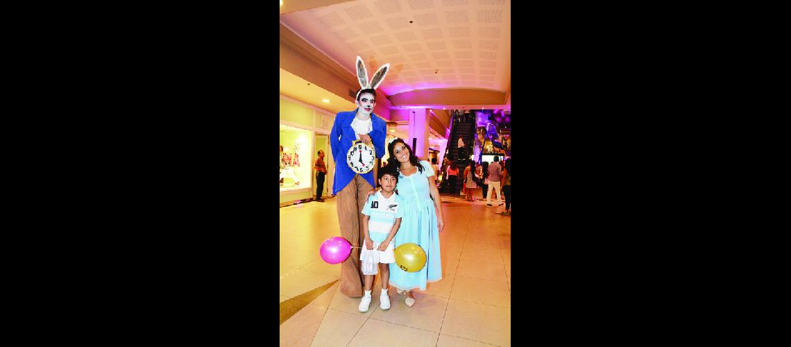 Acrobacia aeacuterea de piso y comedia musical en  Annuar Shopping
