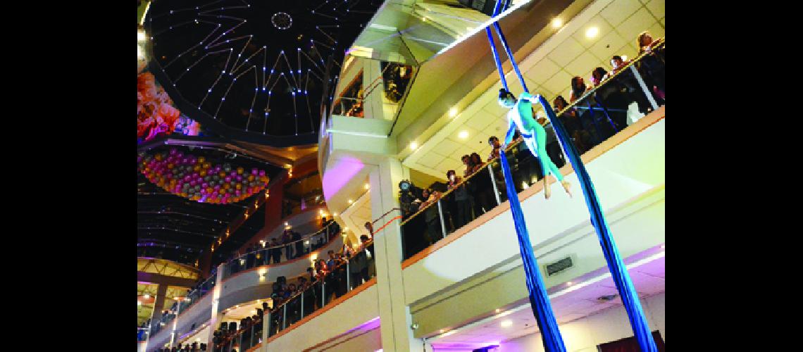 Acrobacia aeacuterea de piso y comedia musical en  Annuar Shopping