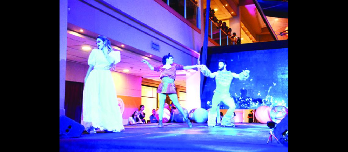 Acrobacia aeacuterea de piso y comedia musical en  Annuar Shopping