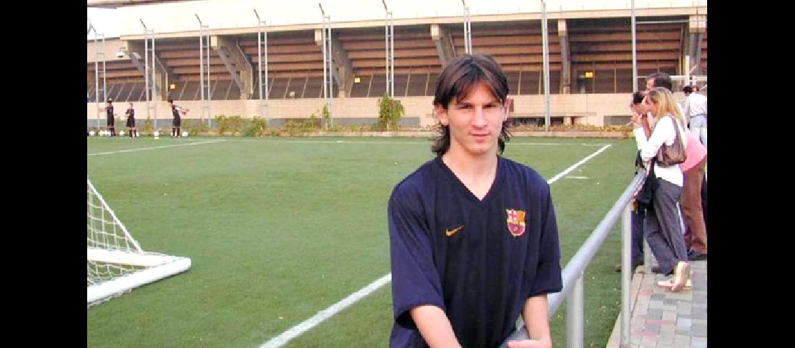 Se cumplen 15 antildeos del debut  de Messi en primera divisioacuten