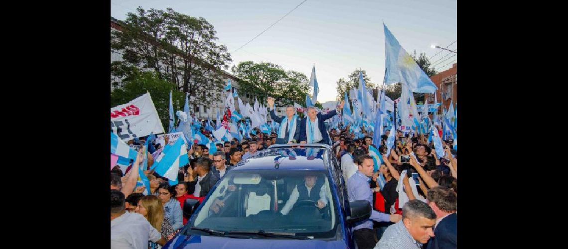 Miles de personas en la punta del Parque