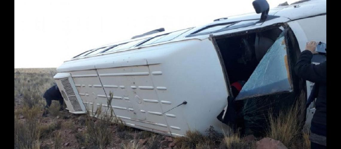 Docentes heridos al volcar  una traacutefic en Humahuaca