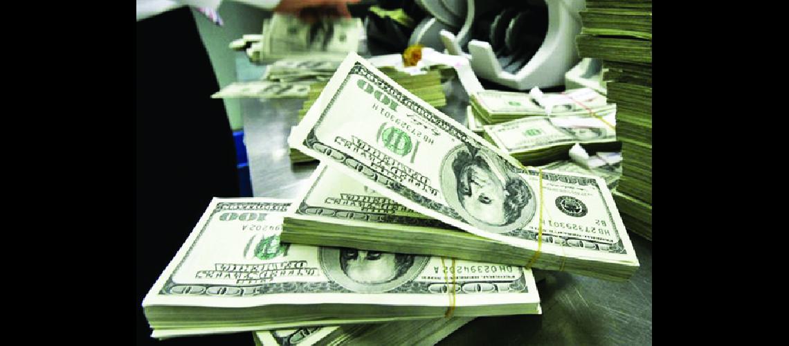 El doacutelar alcanzoacute su  punto maacutes alto del  mes pasoacute los  61