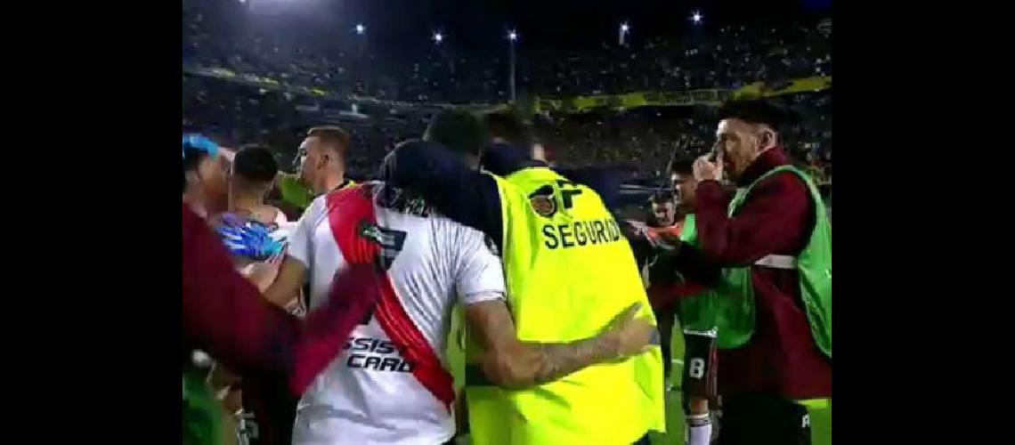 Un efectivo de seguridad festejoacute con los jugadores de River